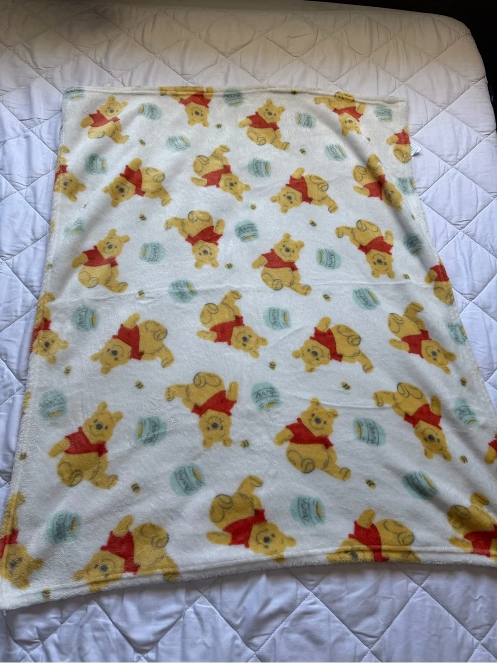 Plush White Teddy Bear Print Baby Blanket - Soft Nursery Throw Winnie the Pooh